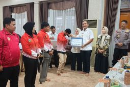 Bupati Sarolangun serahkan bonus bagi Atlet Paralimpik Peparprov Jambi 2023