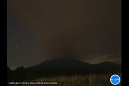Gunung Raung erupsi dengan letusan 1.100 meter di atas puncak