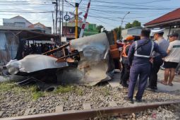 KA Ambarawa tabrak truk tangki air di Lamongan, sopir tewas