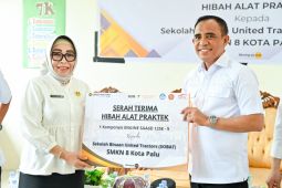 Gubernur-Sulteng serahkan hibah alat praktik ke SMKN 8 Palu