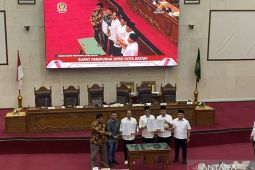 Amsakar sahkan Perda dorong pemanfaatan transportasi massal