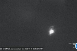 Gunung Lewotobi Laki-laki erupsi pada Rabu malam