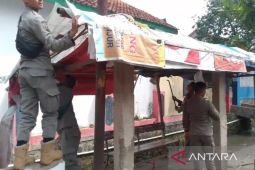 Satpol PP Cianjur menertibkan lima bangunan liar penyebab banjir