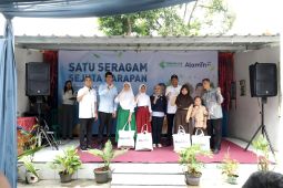 Wamensos salurkan 10.000 paket bantuan seragam sekolah
