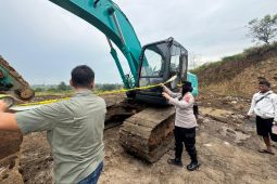 Polisi menyegel tambang galian C ilegal di Beber Cirebon