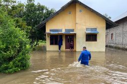 Polairud Polda Malut bantu warga yang terendam banjir di Halbar