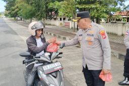 Polisi membagikan makanan gratis bagi pengendara di Labuan Bajo