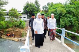 Khofifah targetkan rekonstruksi jembatan Genggong tuntas Agustus