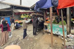 Satpol PP Cianjur membongkar belasan kios di Pasar Gekbrong