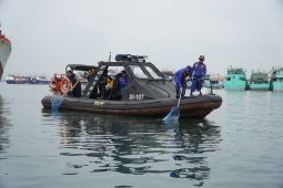 Ditpolairud Polda Bali bersihkan sampah di Pelabuhan Benoa