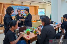 Dispar Kota Kupang gelar pelatihan kriya rajutan kombinasi tenun