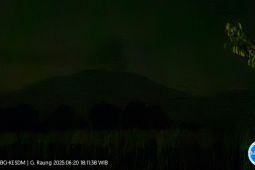 Gunung Raung erupsi dengan tinggi letusan 2 kilometer di atas puncak