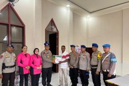 Ditpolairud Polda Maluku salurkan 50 paket sembako untuk nelayan jelang HUT Bhayangkara