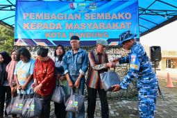 Lanud Husein Sastranegara bersama Pemkot Bandung distribusikan ratusan paket sembako