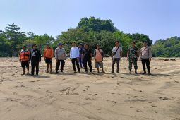 Tim SAR cari wisatawan yang hilang terseret arus di Pantai Ungapan