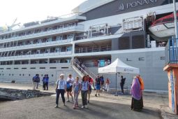 Kapal Pesiar MV Le Soleal sandar di Pelabuhan Badas Sumbawa
