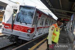 KRL Commuter Line menabrak truk di Tangerang