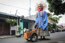 Ondel-ondel di tangan Pram dan Rano