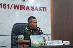 Sebanyak 100 personel TNI AD membantu bangun huntara korban erupsi Lewotobi