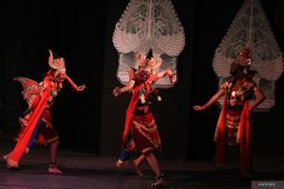 Pagelaran wayang topeng dengan cerita Panj