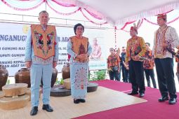 Bupati dan Wabup Gumas terima gelar kehormatan adat Dayak