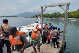 Tim gabungan evakuasi ratusan penumpang kapal kandas di Gilimanuk