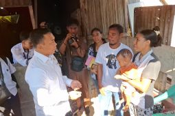 Mendukbangga menyerahkan bantuan nutrisi untuk KRS di Rote Ndao