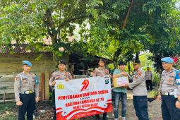 Polres Pesisir Barat salurkan paket bahan pokok ke warga kurang mampu