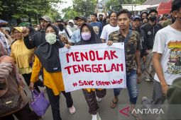 Demo warga korban banjir rob