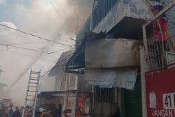Dua warga jadi korban kebakaran rumah di Koja
