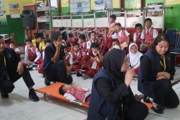 FKM UI edukasi dan praktik belajar lapangan penanggulangan banjir SDN di Bekasi