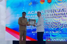 Mendukbangga Wihaji dianugerahi gelar adat oleh masyarakat Rote Ndao