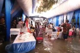 Warga Muara Angke Pluit gelar resepsi pernikahan saat banjir rob pada Senin malam