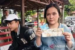 Wanita jadi korban penipuan oleh seorang pria ngaku polisi