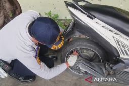 Mahasiwa parkir liar di trotoar Kyai Tapa karena dua hal