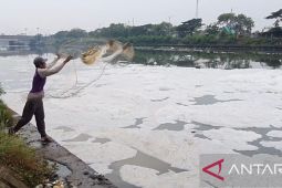 Nelayan keluhkan busa penuhi bagian hilir sungai BKT Marunda hingga sulit cari ikan