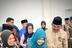 Bupati dan Ketua TP-PKK Tanjab Barat iringi anak sunatan massal naik becak