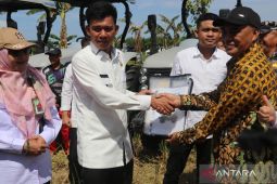 Kementan bantu petani Mukomuko 12 traktor roda empat