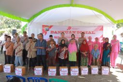 HUT Bhayangkara, Polres Blitar Jatim bagikan paket bahan pokok ke warga