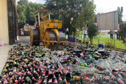 Polresta Cirebon memusnahkan 12.665 botol miras hasil razia Juni 2025