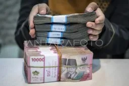 Nilai tukar Rupiah melemah seiring Trump tetap kenakan tarif 32 persen terhadap RI