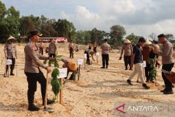 Polres Bangka Barat tanam bibit pohon di lahan bekas tambang