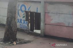 Lubang kecil tembok rel di Jatinegara marak digunakan untuk prostitusi