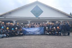 Puluhan mahasiswa Polman Babel belajar pengolahan dan peleburan bijih timah