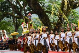 Tradisi larungan 1 Suro di telaga Ngebel Ponorogo