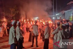 Ratusan jamaah musalla At Taubah Muara Bulian Batang Hari gelar pawai obor
