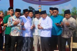 Wabup Muba kunjungi Desa Simpang Bayat, peletakan batu pertama pembangunan Ponpes Riyadhul Muslimin