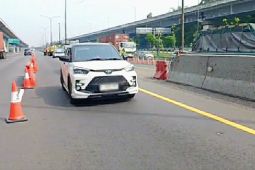 Petugas terapkan contraflow di Tol Jakarta-Cikampek atasi kepadatan lalu lintas