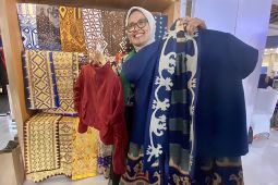 Perempuan UMKM yang ingin menjahit perubahan lewat tapis dan batik