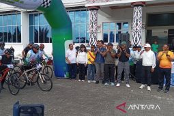 Bersepeda di sisi Danau Toba untuk "kartu hijau" Geopark Kaldera Toba